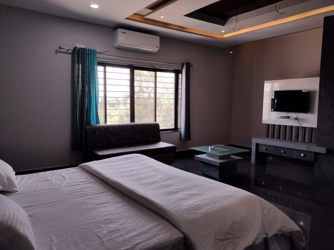 luxuriousstay-hotelpoonamplaza-grobizz.in-8