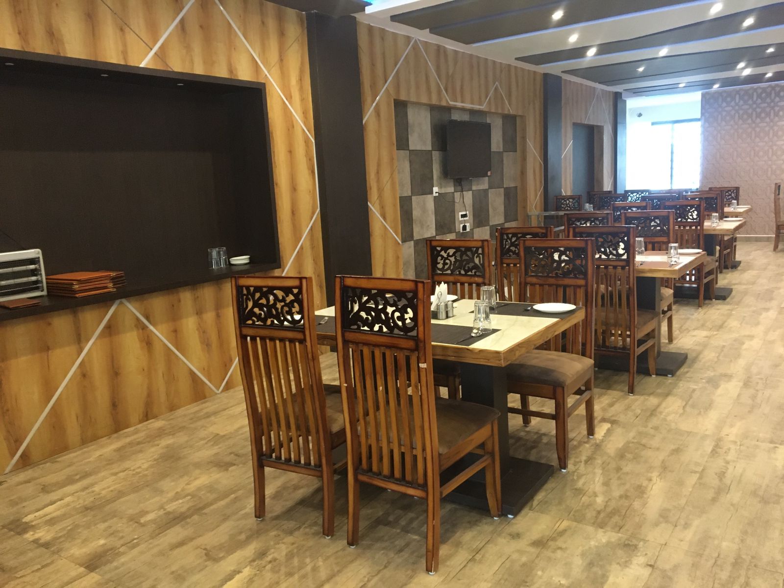 restaurant-hotelpoonamplaza-grobizz.in-1