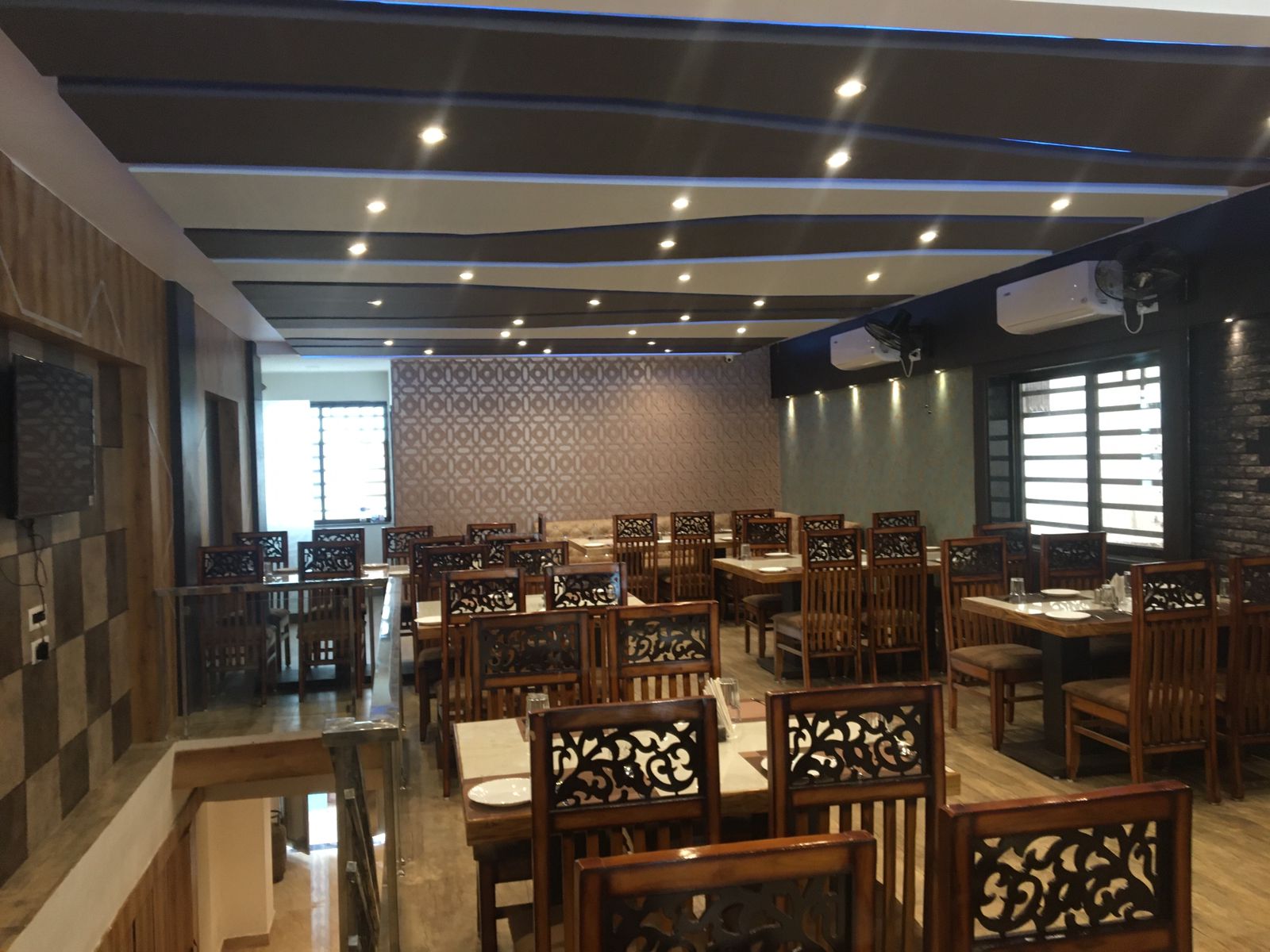 restaurant-hotelpoonamplaza-grobizz.in-2